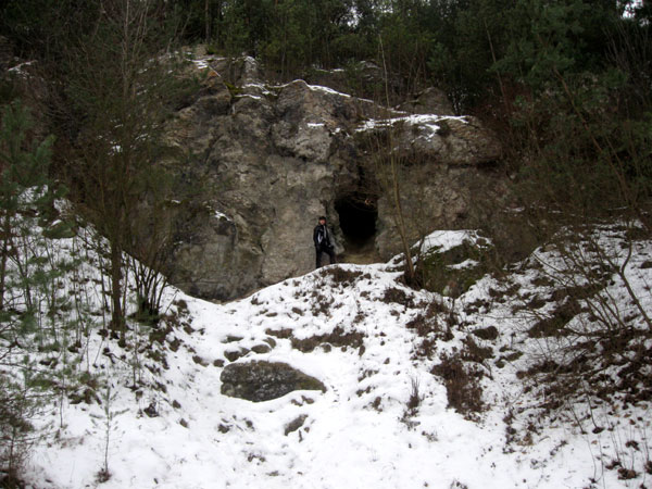 Один из выходов из пещеры, фото