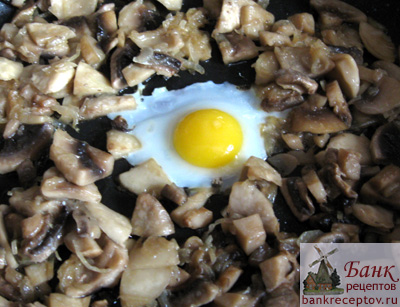 Глазунья из перепелиных яиц с грибами, фото