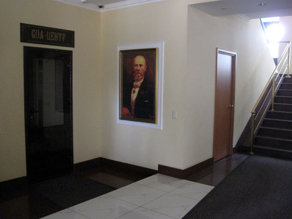 В холле отеля висит портрет И.П.Третьякова