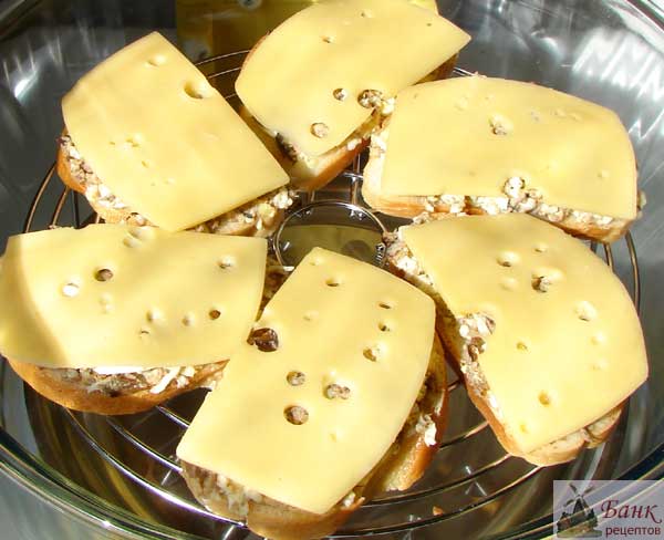 Сыр на бутерброде со шпротами, фото