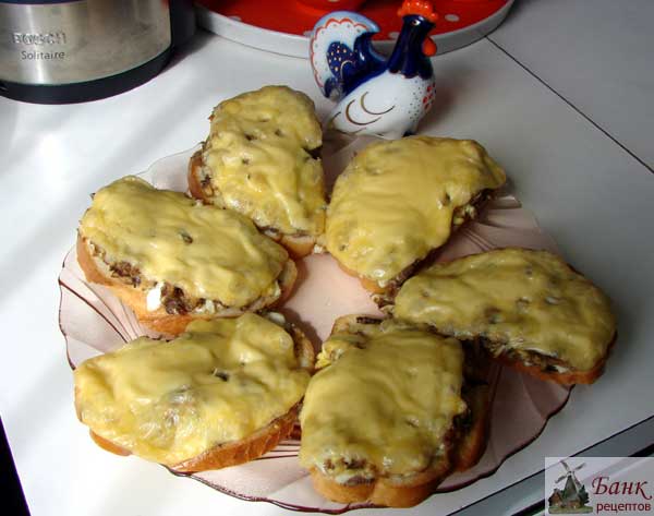 Горячие бутерброды со шпротами на блюде, фото