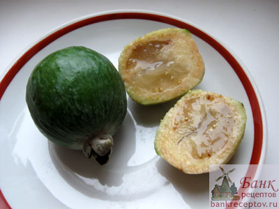 Рецепт салата из фейхоа и авокадо, фото
