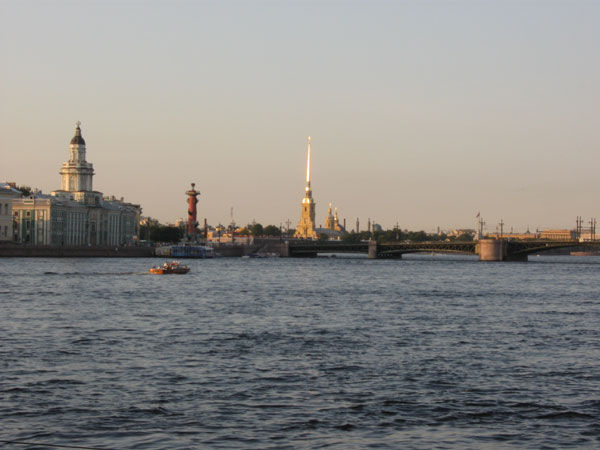 Петропавловская крепость днем, фото